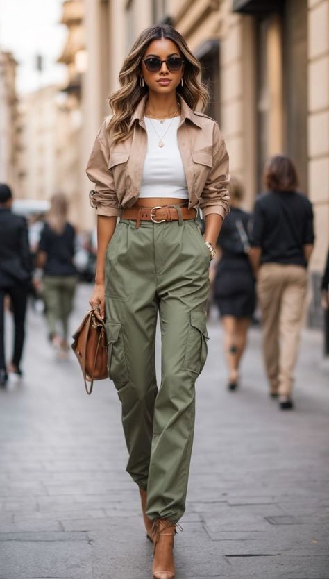 Dinner Cruise Outfit, Cargo Pants Outfit Street Style Women, Cargo Pants Outfit Street Style, Moda Safari, Popular Spring Outfits, Safari Outfits, Look Boho Chic, Walking Down The Street, Capsule Closet