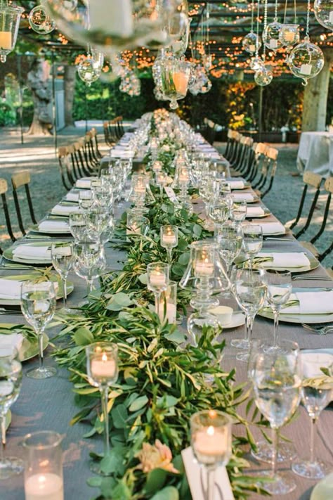 Guirnalda de hojas como camino de mesa para bodas con verdor. #BodasConVerdor Green Wedding Centerpieces, Affordable Wedding Centerpieces, Beaulieu Garden, Greenery Wedding Decor, Tafel Decor, Elegant Dinner Party, Budget Friendly Wedding, Expo 2020, Napa Wedding