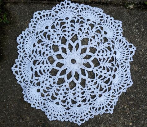 Lindevrouwsweb: Kleedjes haken Mandala Haken, Birthday Tanks, Crocheted Doilies, Crochet Earrings Pattern, Crochet Circles, Crochet Doily Patterns, Doily Patterns, Dreamcatchers, Free Crochet Patterns