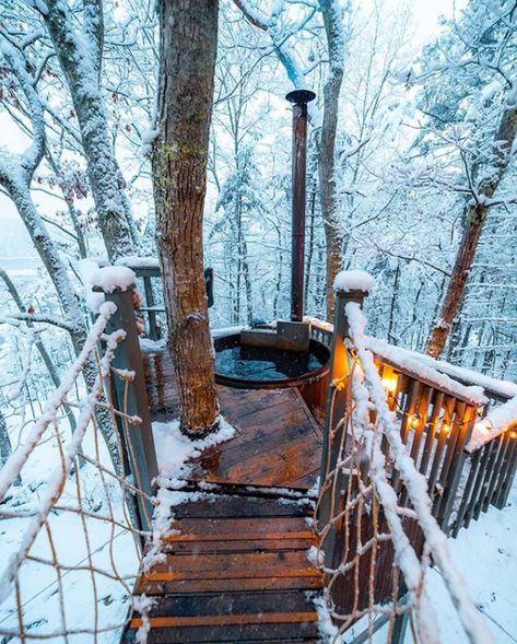 Cozy Winter Cabin, Romantic Camping, Ecological House, Snow Covered Trees, Garden Tub, Winter Cabin, Voyage Europe, Cabin In The Woods, Destination Voyage