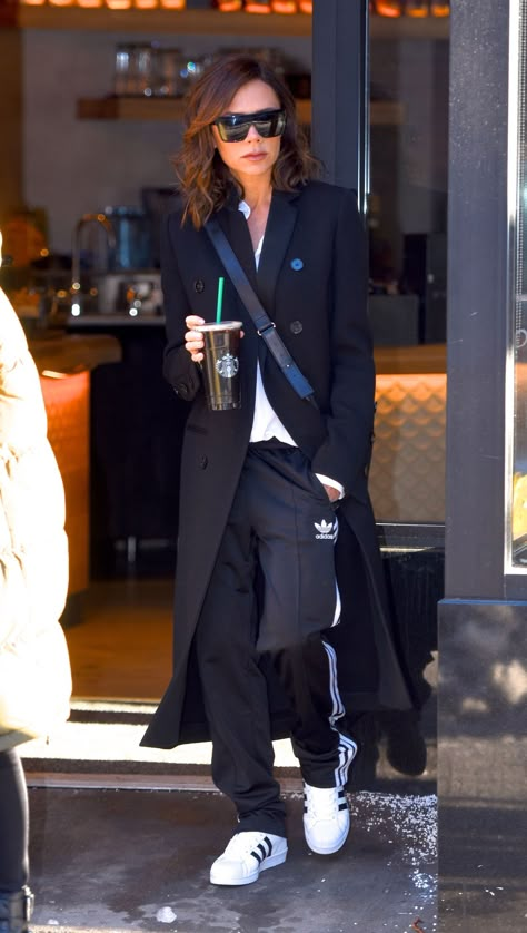 Adidas Sneakers Outfit, Adidas Street Style, Adidas Pants Outfit, Jogging Style, Track Pants Outfit, Looks Adidas, Adidas Hose, Trainers Outfit, Victoria Beckham Outfits