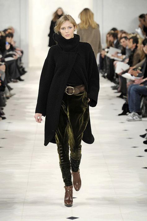 Velvet Velvet Pants Outfit, Green Velvet Pants, Popular Fall Outfits, Ralph Lauren Fashion, Ralph Lauren Fall, Anja Rubik, Ralph Lauren Style, Velvet Pants, Velvet Fashion