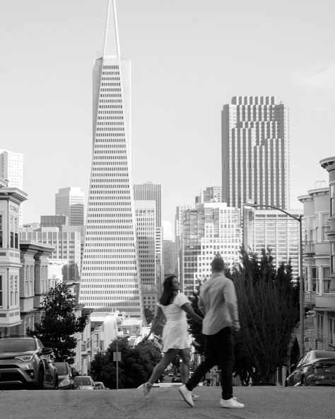 San Francisco really decided to show off for these two. #sanfranciscoengagement #weddinginspo #weddinginspiration San Francisco Couple Pictures, San Francisco Photoshoot, San Francisco Couple, San Francisco Engagement Photos, Sf Wedding, San Francisco Engagement, Pre Wedding Shoot Ideas, Photos Inspo, Save The Date Photos