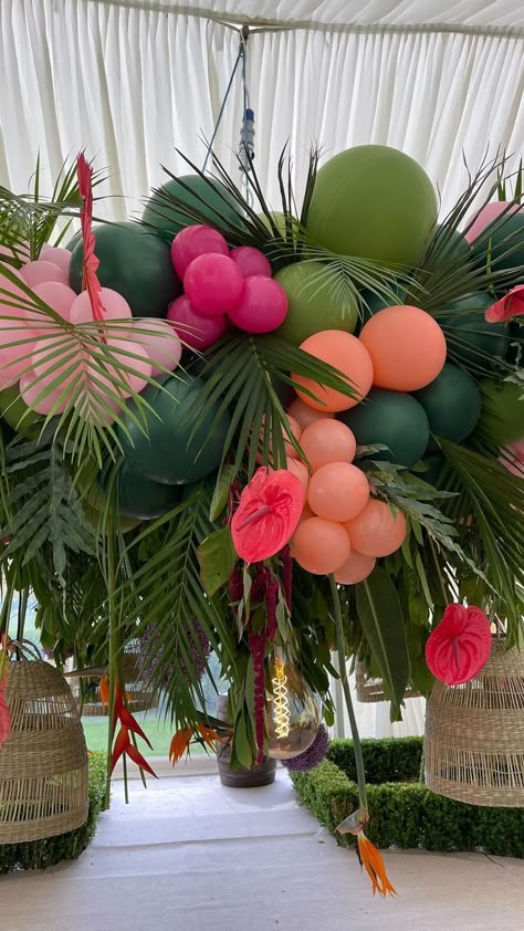 Centerpieces Balloons, Havana Nights Party Theme, Tropical Dance, Hawaiian Baby Showers, Havana Nights Party, Caribbean Party, Intimate Dinner Party, Island Party, Luau Theme Party