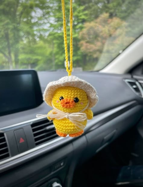 Crochet Keychains, Crochet Car, Easy Crochet Animals, Keychain Pattern, Confection Au Crochet, Crochet Keychain Pattern, Crochet Wedding, Crochet Business, Crochet Simple