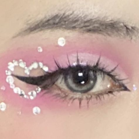 Pink Star Eye Makeup, Twice Concert Makeup Ideas, Trilogy Tour Hair Ideas, Cute Makeup Looks Pink, Pink Star Makeup, Trilogy Tour Makeup Ideas, Pink And Black Makeup Looks, Cute Pink Makeup Looks, Cute Make Up Looks