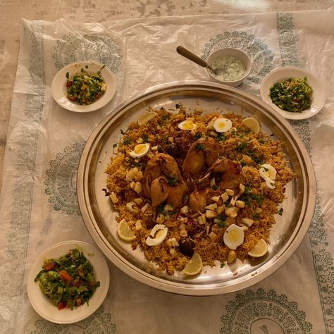 Saudi typical lunch Saudi Arabia Food, Saudi Food, Kabsa Recipe, Saudi Traditional, Action Pose Reference, Food Recepie, Traditional Food, Saudi Arabia, Fried Rice