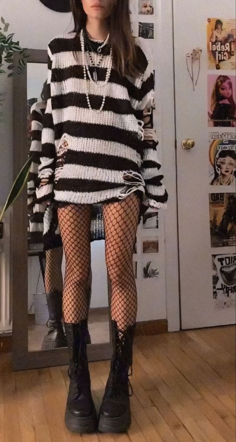 Sweater And Fishnets Outfit, Oversized Sweater Tights Outfit, Fishnet Shirt Outfit, Tight Sweater Outfit, Big Tshirt Outfit, Fishnets Outfit, Fishnet Stockings Outfit, Fish Net Tights Outfit, Fish Net Tights