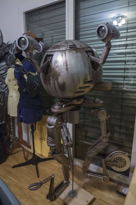 Propnomicon: Life Size Codsworth from "Fallout 4" Fallout 4 Codsworth, Fallout Themed Wedding, Codsworth Fallout Art, Fallout Game Room, Fallout Halloween Decorations, Fallout 4 Props, Fallout Crafts Diy, Fallout Room Decor, Fallout Home Decor