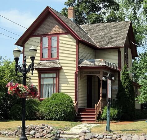 simple victorian homes - Yahoo! Search Results Folk Victorian Exterior, Simple Victorian House, Victorian Farmhouse Plans, Victorian Farmhouse Exterior, Modern Victorian Farmhouse, Folk Victorian House, Victorian House Colors, Dollhouse Exterior, Hidden Staircase