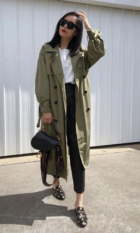 Khaki Trench Coat Outfit, Khaki Jacket Outfit, Military Style Outfits, Olive Trench Coat, Trench Outfit, Khakis Outfit, Raincoat Outfit, Khaki Coat, Green Trench Coat