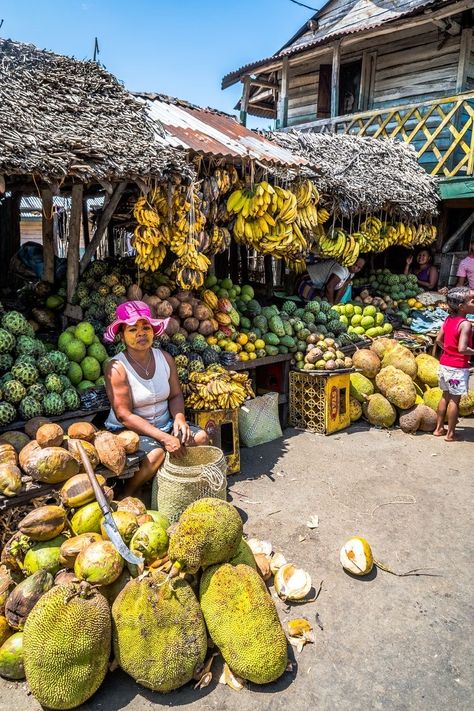 Madagascar Culture, Figurative Composition, Ghana Culture, Christmas Cookies Packaging, Tropical Lifestyle, Still Life Pictures, African Market, Countries To Visit, I Want To Travel