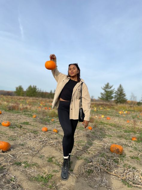 Pumpkin picking outfit Cute Pumpkin Patch Outfits Cold Weather, Pumpkin Shirt Outfit, Punkin Patch Outfit Ideas For Women, Simple Pumpkin Patch Outfit, Pumpkin Patch Outfit 2023, Casual Pumpkin Patch Outfit, Pumpkin Patch Outfits Women, Pumpkin Patch Outfit Black Women, Outfits For Pumpkin Patch Fall