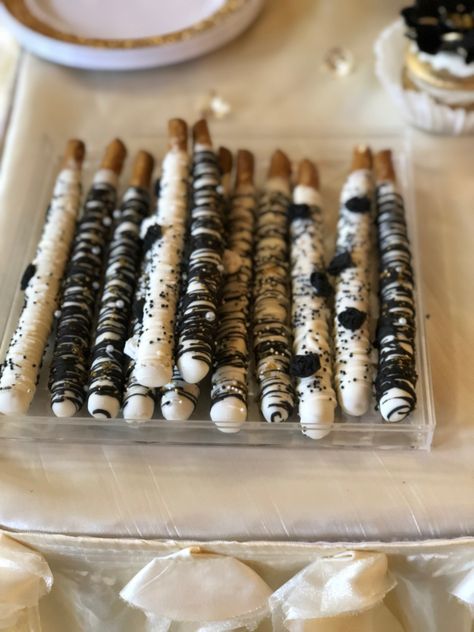 Black and white Pretzels Black And White Pretzel Rods, Black And White Treats Table, Black Desert Table, Black And Silver Treats, Black Treats For Party, Reputation Themed Food, Black And White Bday Decor, Black Party Snacks, Black And White Wedding Dessert Table