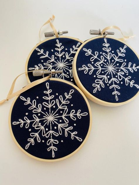 Embroidered Snowflakes, Snowflake Embroidery, Diy Embroidery Designs, Thread & Yarn, Snowflake Design, Snowflake Christmas, Hand Embroidery Art, White Hand, Snowflake Designs