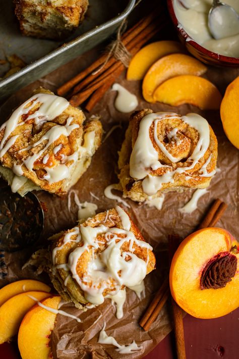 Peach-Filled Cinnamon Rolls: Summer Sweet Bread Peach Rolls, Peach Cinnamon Rolls, Sweet Bread Recipe, Gooey Cinnamon Rolls, Relish Sauce, Peach Bread, Brunch Cake, Summer Sweets, Autumn Recipes