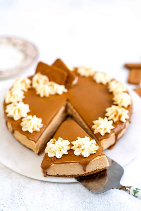 This Biscoff Cheesecake will delight Lotus Biscoff lovers! So easy to make, no bake, rich and creamy – it tastes simply a-ma-zing! #biscoff #biscoffcheesecake #nobake Cheesecake Decoration, Cheesecake No Bake, Modern Recipes, Biscoff Recipes, Biscoff Cake, Biscoff Cheesecake, Kitchen Traditional, Food Receipt, Biscoff Cookies