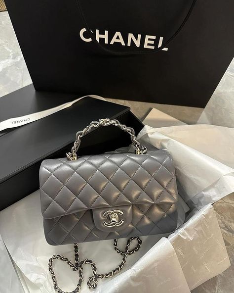 chanel Fan Page (@chanelbagcom) • Instagram photos and videos Chanel Top Handle, Chanel Classic Flap Bag, Chanel Top, Classic Flap Bag, Rockabilly Fashion, Classic Bags, Minimalist Lifestyle, Cute Bags, Insta Fits