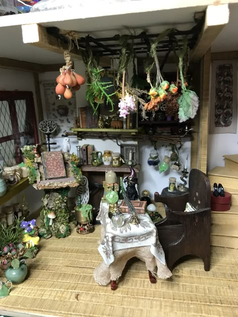 Miniature Witch Room, Miniature Witches Cottage, Fairy Kitchen, Witches Kitchen, Haunted House Diy, Room Box Miniatures, Fairy House Crafts, Witch Room, Fairy Garden Furniture