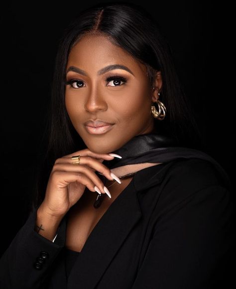 Headshot Makeup Black Women, Corporate Studio Photoshoot, Boss Lady Photo Shoot Ideas, Mua Headshots, Glam Headshots Black Women, Great Headshots, Professional Profile Picture Ideas, Headshot Poses Black Women, Beauty Professional Photoshoot