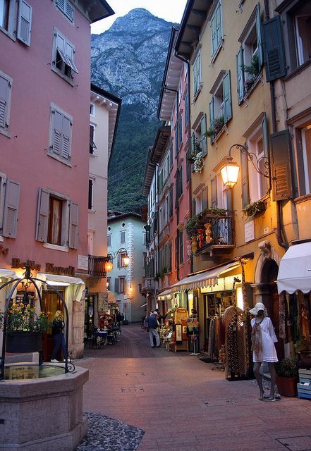 Comer See, Lake Garda Italy, Garda Lake, Garda Italy, Italian Lakes, Places In Italy, Lake Garda, Northern Italy, Beautiful Places To Visit