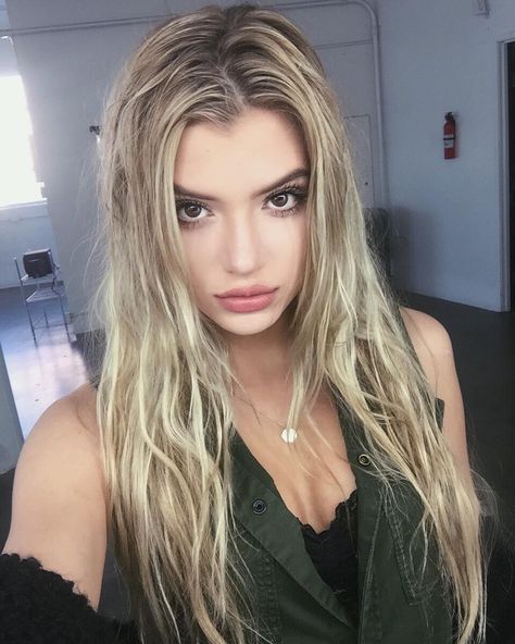 Alyssa Violet, Alissa Violet Outfit, Allisa Violet, Luxury Goals, Alissa Violet, Taking A Selfie, Hello Gorgeous, Long Hair Cuts, Beautiful Makeup