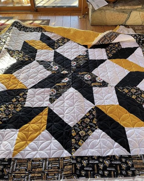 Steelers Quilt, Football Quilt, Quilt Diy, Boys Quilt Patterns, Sports Quilts, Tee Shirt Quilt, Yellow Quilts, Beginners Sewing, Kids Quilts