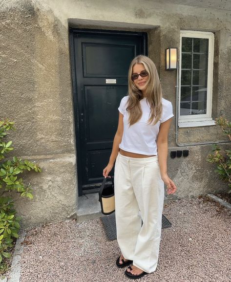 Flops Outfit, Josefine Vogt, Minimalist Summer, Wealthy Women, Paris Outfits, Mode Inspiration, Looks Vintage, Spring Summer Outfits, Daily Outfits