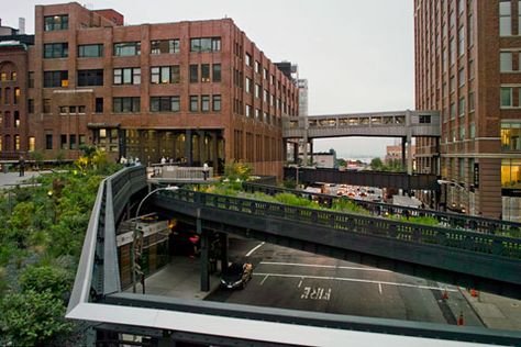 Where High Line Park passes through Chelsea Market Meat Packing District Nyc, Chelsea Highline, Highline Park, New York High Line, Highline Nyc, Masterplan Architecture, New York Cityscape, Linear Park, Chelsea Hotel