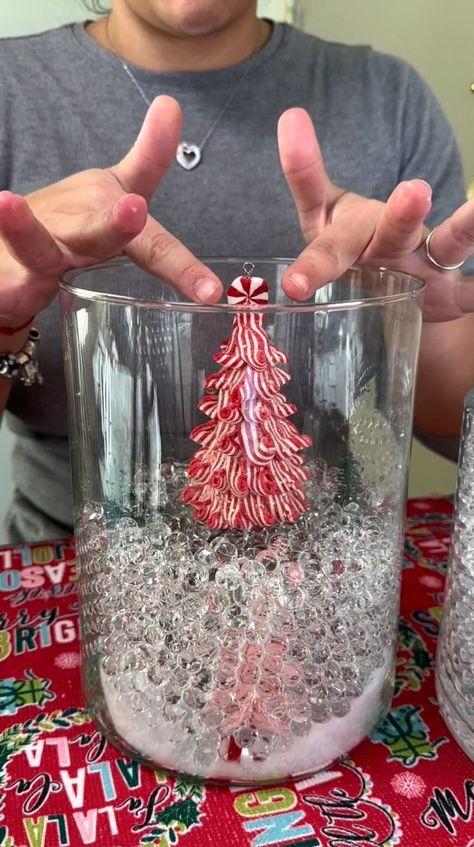 Water Beads Crafts, Water Balls Decoration, Crafts With Water Beads, Water Bead Vase Ideas, Christmas Vase Crafts, Christmas Orbeez Ideas, Holiday Vase Filler Ideas, Water Beads Christmas Ideas, Water Beads Ideas Decor