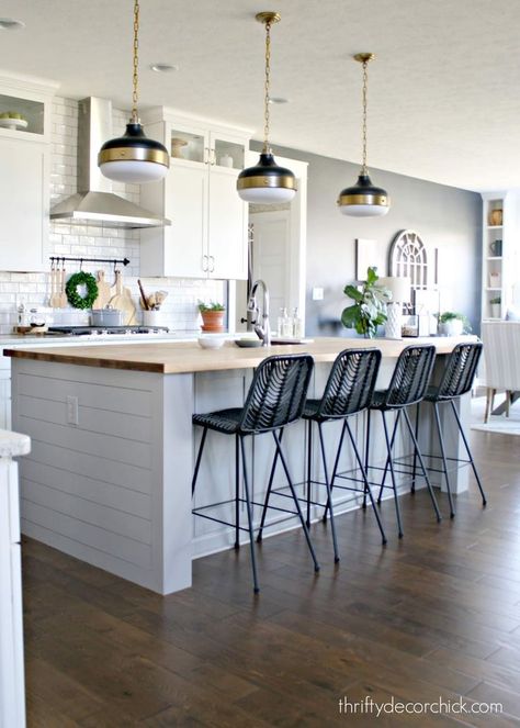 Customizing a kitchen island with side panels, shiplap and legs for support. Unique Kitchen Design, Thrifty Decor Chick, Stools For Kitchen Island, Pretty Kitchen, Classic Kitchen, Unique Kitchen, Kitchen Stools, Dining Room Design, Kitchen Style