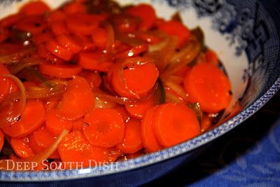 Copper Pennies, an old fashioned chilled carrot salad, made with thinly sliced carrots, sweet onion and sweet bell pepper, soaked in a sweet and sour vinegar marinade made with canned tomato soup. Copper Penny Salad, Southern Thanksgiving Recipes, Copper Pennies, Sliced Carrots, Carrot Salad Recipes, Deep South Dish, Canned Tomato Soup, Carrot Salad, Vegetable Sides