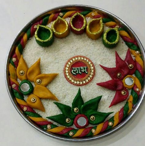 Decorations ideas Rakshabandhan Dish Decoration, Rangoli Thali Decoration, Navratri Aarti Dish Decoration, Unique Aarti Thali Decoration Ideas Diwali, Ganpati Pooja Thali Decoration Ideas, Pooja Dish Decoration, Thali Decorations Ideas, Aarti Thali Decoration Ideas Navratri, Ganpati Arti Thali Decorations