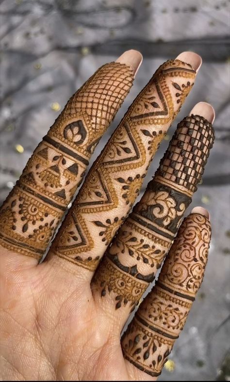 Finger Mehendi, Front Mehndi Design, Mehndi Designs Bridal Hands, Latest Henna Designs, Rose Mehndi Designs, Mehndi Design Pictures, Very Simple Mehndi Designs, Engagement Mehndi Designs, Full Mehndi Designs