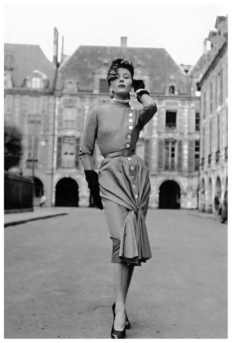 Bettina Graziani wearing an afternoon dress by Jacques Fath. Place de Vosges, Paris, 1950. Photo: Willy Maywald. Bettina Graziani, Jacques Fath, Vogue Vintage, Glamour Vintage, Afternoon Dress, Look Retro, Fashion 1950s, Vintage Fashion Photography, Vintage Couture