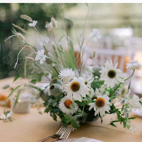 TINGE on Instagram: “Pretty rehearsal tables in Aspen with @lovestruckevent using lots of farm grown flowers | photo by @meghansavagephoto” Aspen Flower, Neutral Wildflowers, Summer Wedding Flowers Centerpieces, Woodland Anemone, Flower Centrepieces, Indoor Garden Wedding, Garden Wedding Reception, Wedding Themes Summer, Garden Theme Wedding