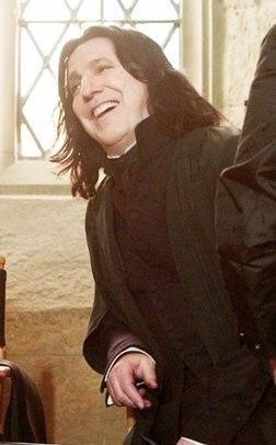 Ve a mi perfil y sígueme, tengo muchas imágenes ya sean para compartir o solo wallpapers Snape Smiling, Snape Laughing, Severus Snape Wallpaper, Severus Sneep, Snape Wallpaper, Professor Severus Snape, Alan Rickman Severus Snape, Sticker Inspo, Harry Potter Severus