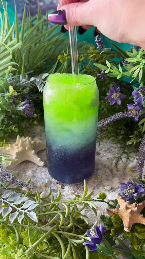 This under the sea slushie is so easy to make and you could easily change the colors to fit any theme! I blended 4 cups of ice with each color Gatorade and layered them once blended. To recreate it use grape, glacier freeze and green apple. You could even create your own with different colors/flavors! 💚 #mermaid #mermaidvibes #slushies #summerdrinks #allthingsjamie | All Things Jamie | Saweetie · ICY GRL (Instrumental) Gatorade Slushie, Grape Gatorade, Under The Sea Food Ideas, White Gatorade, Sea Food Ideas, Under The Sea Food, Saweetie Icy Grl, Secret Starbucks Recipes, Slushie Recipe