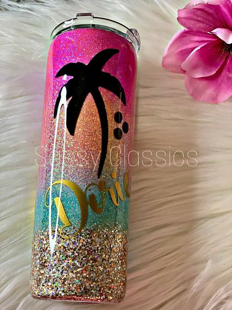 Hawaiian Tumbler Ideas, Tropical Tumbler Ideas, Flamingo Tumbler Ideas, Vacation Cups, Beach Tumblers, Tropical Tumbler, Yeti Cup Designs, Beach Cups, Cups Ideas