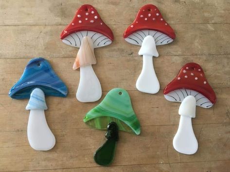 Fused Glass Mushroom Tutorial, Fused Glass Mushrooms, Glasfusing Ideas, Autumn Fused Glass Ideas, Stained Glass Toadstool, Fused Glass Fall Leaves, Alice In Wonderland Paintings, Fused Glass Elf Ornament, Fusing Glas