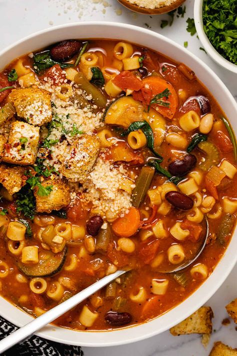 Olive Garden Minestrone, Sopa Minestrone, Olive Garden Minestrone Soup, Vegan Minestrone Soup, Olive Garden Soups, Italian Diet, Minestrone Soup Recipe, Tomato Broth, Diner Recept