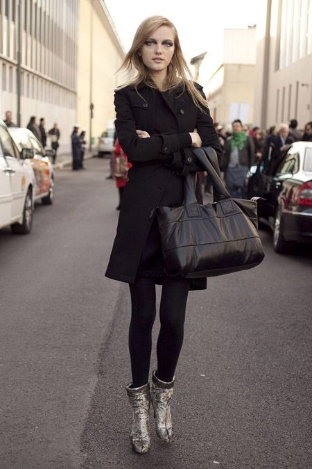 Street Style Winter Model Off Duty, 2000s Models, Hooded Capes, Silver Cape, Vlada Roslyakova, Russian Model, Chic Jeans, Winter Model, Statement Jacket