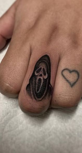 Skull Finger Tattoos, Men Finger Tattoos, Cool Finger Tattoos, Wörter Tattoos, Thumb Tattoos, Small Finger Tattoos, Finger Tats, Finger Tattoo For Women, Knuckle Tattoos