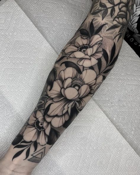 Tattoo Background Filler Shading Ideas, Floral Sleeve Cover Up Tattoo, Black And White Half Sleeve Tattoo Women, Black Out Floral Sleeve Tattoo, Black And Grey Flower Sleeve, Negative Flower Tattoo, Full Sleeve Cover Up Tattoo, Leaves Wrist Tattoo, Forearm Floral Tattoos