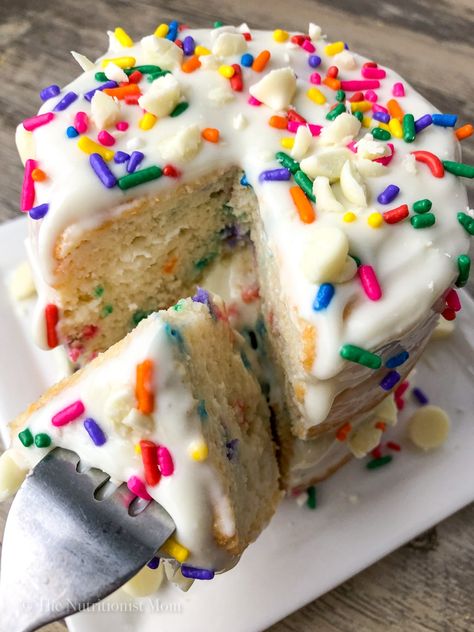 Protein Funfetti Cake, Healthy Confetti Cake, Protein Birthday Cake Recipes, Healthy Bday Cake, Cake With Protein Powder, High Protein Cake, Protein Birthday Cake, Protein Powder Cake, Macro Desserts