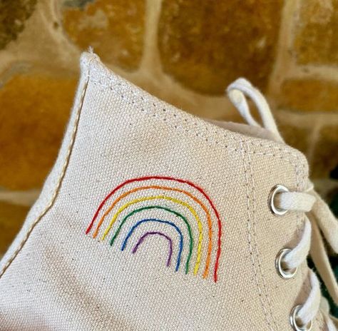 Pride Jeans Diy, Converse Embroidery Ideas Easy, Pride Embroidery Ideas, Converse Embroidery Ideas, Queer Embroidery, Sneaker Embroidery, Pride Fits, Pride Converse, Converse Rainbow