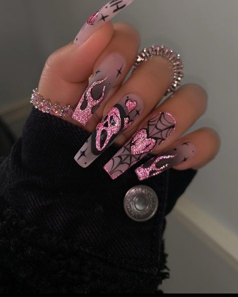 Glitter Ghostface Nails, Halloween Nails Scream Pink, Pink Glitter Halloween Nails, Halloween Barbie Nails, No You Hang Up Scream Nails, Ghost Face Nails Pink, Short Scream Nails, Pink Ghost Face Nails, Scream Face Nails