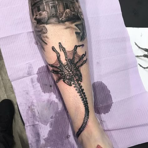 Face Hugger Tattoo, Alien Xenomorph Tattoo, Facehugger Tattoo, Alien Tattoo Xenomorph, Xenomorph Tattoo, Flip Wallpaper, Alien Tattoos, Predator Tattoo, Face Hugger