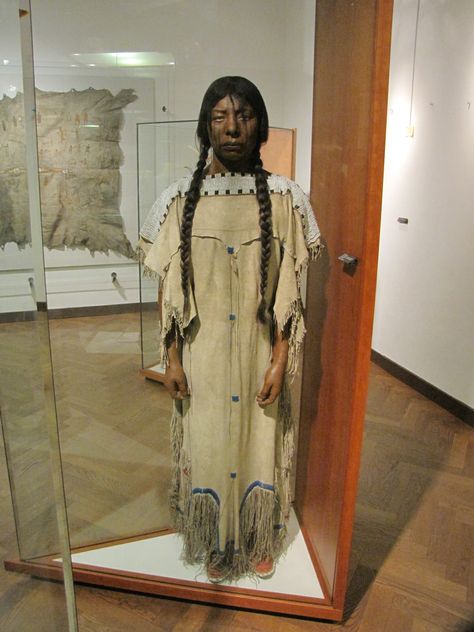 Dress, central Plains 1830.  Copenhagen Buckskin Jacket, Grass Dance Outfits, Buckskin Dress, American Indian Crafts, Native Fashion, Native American Dress, Native Artwork, Native American Beadwork Patterns, Native Dress