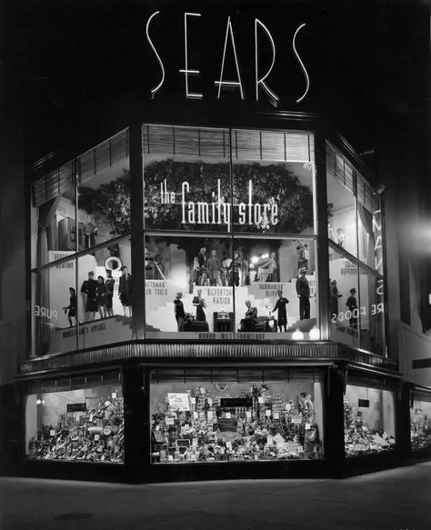 100+ Years of Vintage Retail Window Displays | Apartment Therapy Chicago Vintage, Holiday Window Display, Store Window Displays, Christmas Window Display, Chicago History, Retail Windows, Chicago Architecture, Shop Fronts, The Windy City